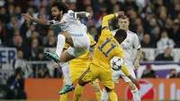 Aksi pemain Real Madrid, Marcelo (kiri) saat berebut bola dengan pemain Juventus, Douglas Costa pada leg kedua perempat final Liga Champions di Santiago Bernabeu stadium, Madrid, (11/4/2018).  Real Madrid menang agregat 4-3.(AP/Paul White)