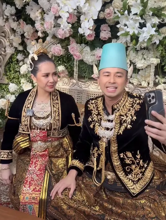 Begitu pun dengan Raffi Ahmad yang mengenakan atasan velvet hitam dengan bordiran keemasan. Dipadukan kain batik sebagai bawahan, lengkap dengan aksesori kalung dan topi biru kuluk khas pria Jawa.  [@erniaredberry]