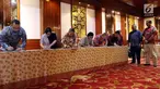 Ketua KPU Arief Budiman bersama Komisioner KPU Hasyim Asy'ari menyaksikan penandatanganan pakta integritas para panelis debat kedua capres Pemilu 2019, di Jakarta, Sabtu (9/2). (Liputan6.com/Johan Tallo)