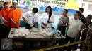 Dua tersangka dihadirkan saat pemusnahan barang bukti narkoba di Gedung Dittipid narkoba Bareskrim Polri, Jakarta, Rabu (19/10). Barbuk sabu 11,4 kg itu didapat dari hasil pengungkapan jaringan sindikat China - Indonesia. (Liputan6.com/Gempur M Surya)