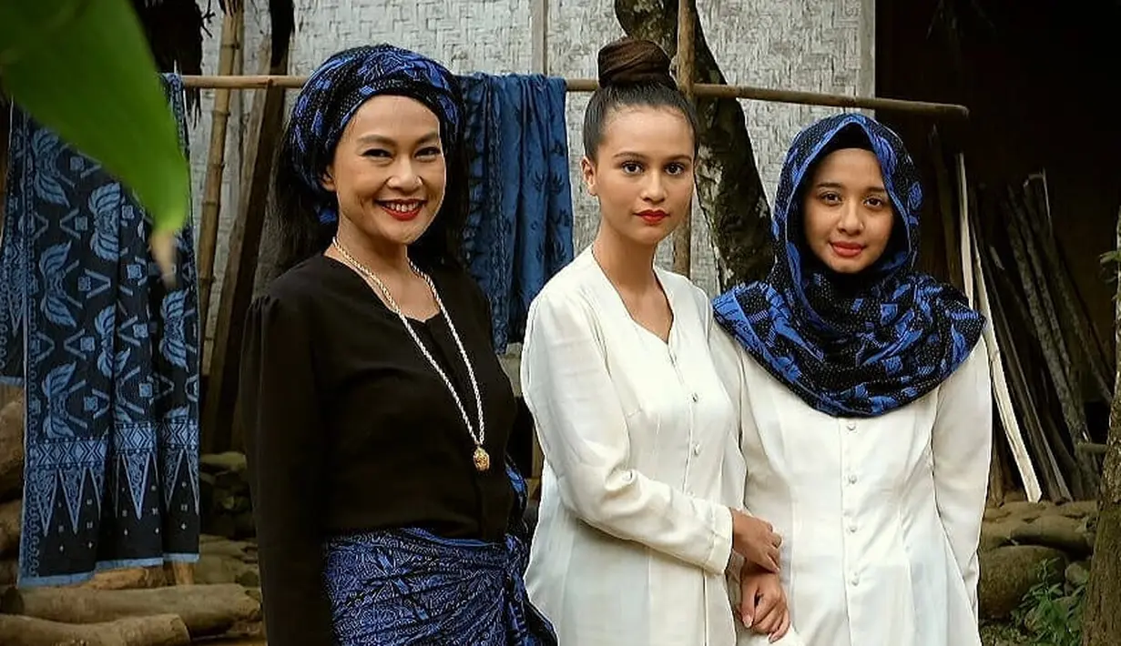 Jika dilihat dari lokasinya, Laudya Cynthia Bella menjalani syuting di Kampung Baduy, Banten. Pada salah satu postingannya, ia terlihat berfoto bersama dengan anak kecil dari suku Baduy. (Foto: instagram.com/skytreepictures)