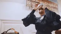 Tutorial hijab segi empat ala Dian Pelangi. (dok. screenshot video Vidio.com @Liputan6)