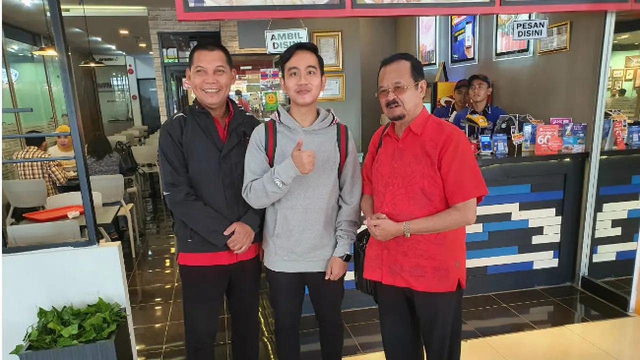 Momen Keakraban Gibran dan Purnomo-Teguh di Pesawat Sebelum Ikuti Fit and Proper Test