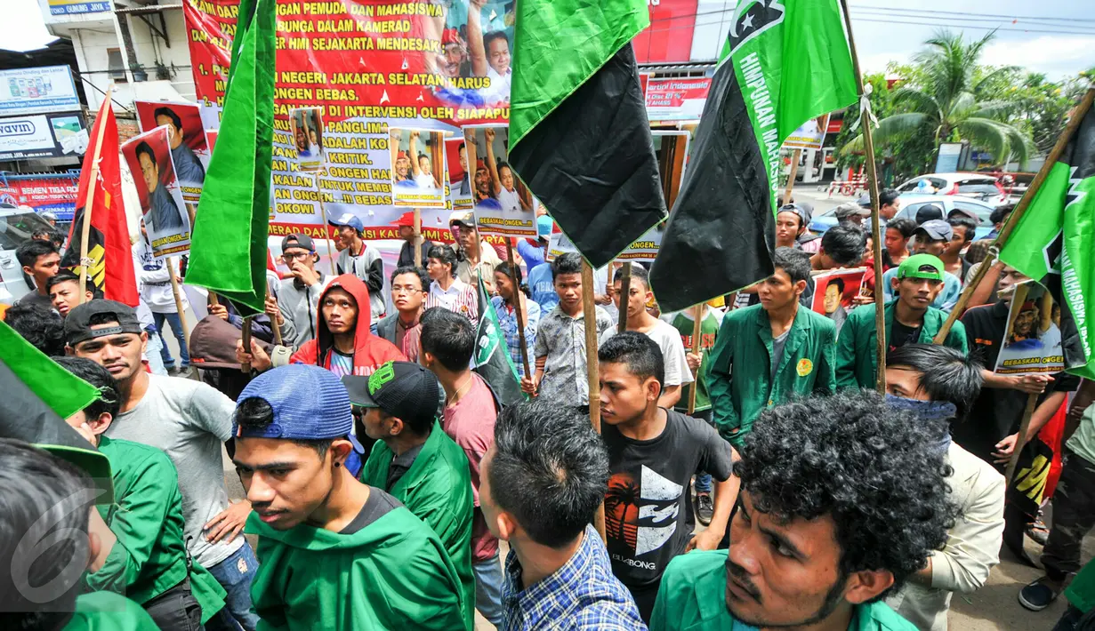 Massa Yulian Paonganan alias Ongen gelar demo di depan Pengadilan Negeri Jaksel, Jakarta, Selasa (3/5/2016). Mereka meminta PN Jaksel untuk membebaskan Ongen karena surat dakwan Ongen dinilai cacat hukum. (Liputan6.com/Yoppy Renato)