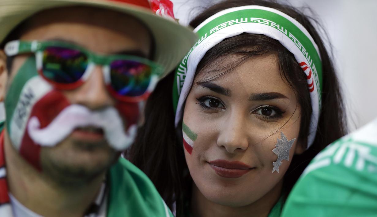 Suporter cantik Iran berpose saat menonton laga grup B Piala Dunia melawan Spanyol di Kazan Arena, Kazan, Rabu (20/6/2018). Iran kalah 0-1 dari Spanyol. (APManu Fernandez)
