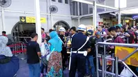 Antrean pemudik di Stasiun Pasar Senen, Selasa, 20 Juni 2017. (Foto: Liputan6.com/Fitri Haryanti Harsono)