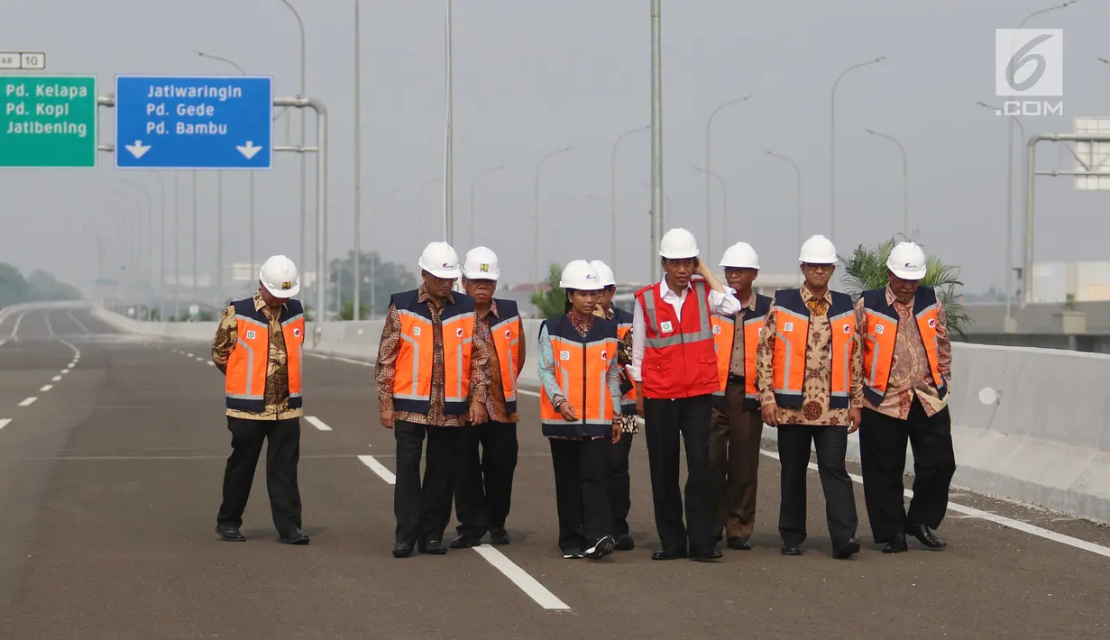Presiden Joko Widodo (Jokowi) didampingi Menteri BUMN Rini Soemarno dan Gubernur DKI Jakarta, Anies Baswedan meninjau akses jalan Tol Bekasi-Cawang-Kampung Melayu (Becakayu) seusai peresmian di Jakarta, Jumat (3/11). (Liputan6.com/Angga Yuniar)