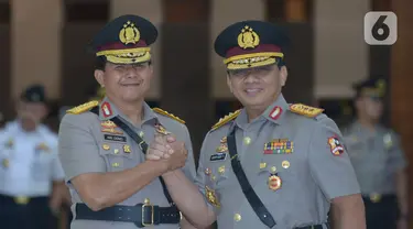 Pejabat lama Wakapolri Komjen Pol Ari Dono Sukmanto (kiri) dan pejabat baru Wakapolri Komjen Pol Gatot Eddy Pramono berfoto bersama usai Serah Terima Jabatan Wakapolri di Mabes Polri, Jakarta, Selasa (7/1/2020). Gatot menggantikan Komjen Ari Dono yang memasuki masa pensiun. (merdeka.com/Imam Buhori)