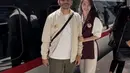 Verlita Evelyn tampil dengan luaran vest maroon dipadukan inner kemeja putih lengan panjang serasi dengan celana panjangnya. [@verlitaevelyn]