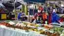 Sebagaimana ditetapkan secara resmi oleh kantor Chularatchamontri (pemimpin umat Islam Thailand), hari pertama bulan suci Ramadan 1447 Hijriah jatuh pada Kamis 19 Februari 2026. Tampak dalam foto, seorang pedagang kaki lima yang menjual makanan untuk berbuka puasa mendirikan lapaknya pada hari pertama bulan suci Ramadan 1447 Hijriah di sebuah pasar di provinsi Narathiwat, Thailand selatan, pada Kamis 19 Februari 2026. (Madaree TOHLALA/AFP)
