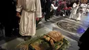 Seekor penyu dikawal untuk diberi pemberkatan pada 31st annual Feast of Saint Francis di gereja Katredal Santo John the Divine, New York, Minggu (4/10/2015). (REUTERS/Elizabeth Shafiroff)