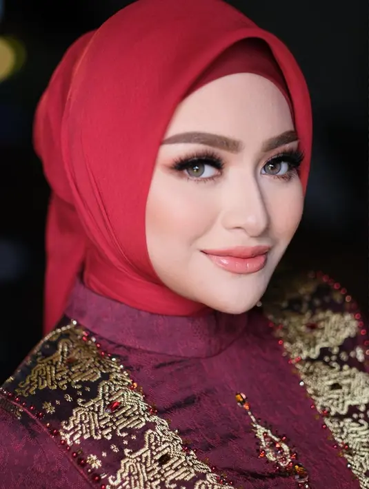 Tak kalah memesona potret Nathalie Holscher yang satu ini. Dengan outfit serba merah, Nathalie memadukan penampilannya dengan makeup bernuansa merah muda yang lembut. Foto: Instagram.