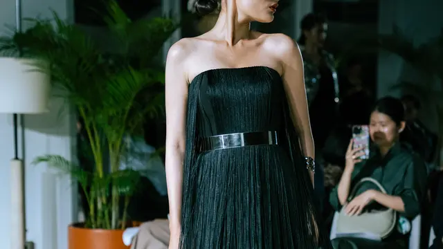 Time Dilation, Perjalanan 15 Tahun Yosafat Dwi Kurniawan dalam Koleksi Bersiluet Adibusana Modern