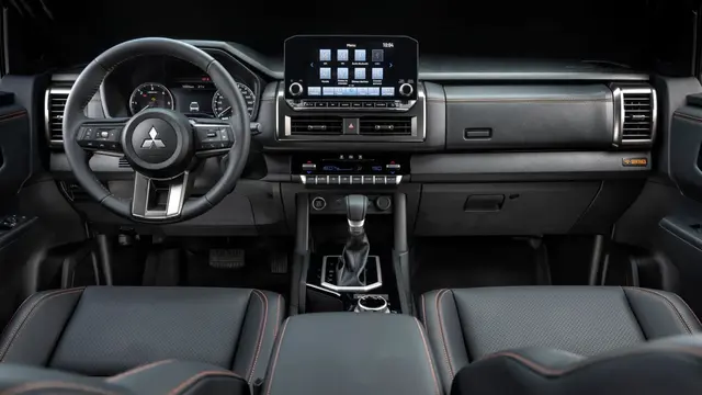 Mitsubishi Triton Savana Sertões Area dalam (Carscoops)
