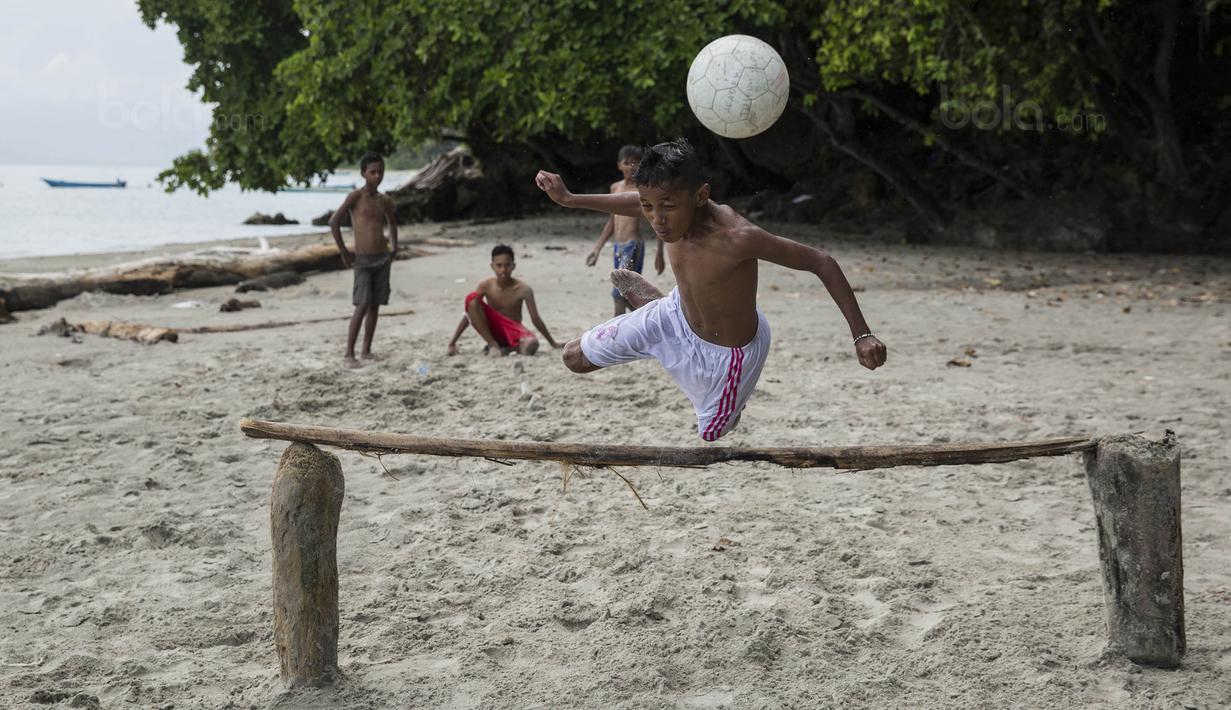 Namun sayang hingga kini sekolah sepak bola mencetak banyak pemain Timnas Indonesia itu kondisinya masih memprihatinkan. Pendanaan Putra Tulehu masih jauh dari cukup karena memang anak-anak itu berlatih secara gratis. (Bola.com/Vitalis Yogi Trisna)