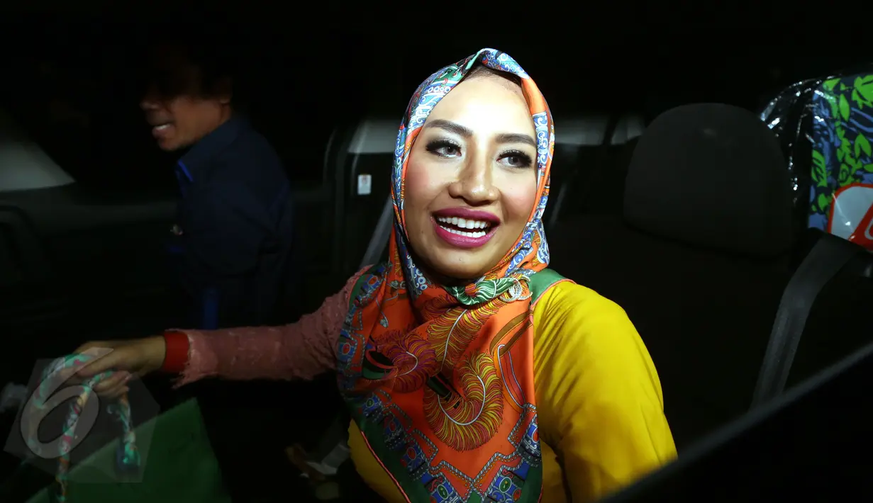 Shinta Bachir menaiki mobilnya usai mendatangi Polres Jakarta Selatan, Senin (8/6). Kedatangan Shinta untuk mempertanyakan kepada polisi mengenai inisial SB yang disebut-sebut sebagai dirinya. (Liputan6.com.Panji Diksana)