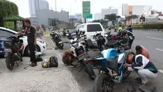 Pengendara motor mencopot knalpot bising usai terjaring razia yang digelar Satlantas PolresMetro Depok di Jalan Margonda Raya, Depok, Kamis (18/3/2021). Puluhan motor berknalpot bising yang terjaring razia diwajibkan mengganti knalpot dan diberi sanksi tilang. (Liputan6.com/Helmi Fithriansyah)