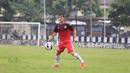Aksi pemain PS Polri, Robertino Pugliara, saat turun melawan tim MSG pada laga uji coba di lapangan Mako Brimob, Kelapa Dua, Depok, Rabu (24/2/2016). (Bola.com/Nicklas Hanoatubun)