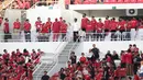 Presiden Joko Widodo (tengah-baju putih) menyaksikan laga timnas Indonesia melawan Vietnam pada semifinal leg pertama Piala AFF 2022 di Stadion Utama Gelora Bung Karno, Jakarta, Jumat (6/1/2023). Laga berlangsung ketat, kedua tim saling adu serang. Laga berakhir imbang 0-0. (Liputan6.com/Helmi Fithriansyah)