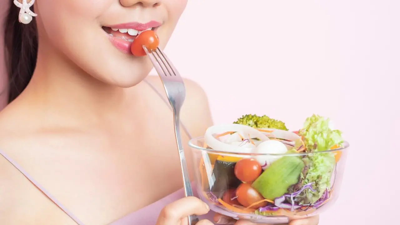Seorang wanita sedang mengonsumsi salad sayuran (Foto Dok: Freepik/tonefotografia)