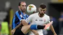 Bek Inter Milan, Diego Godin berebut bola dengan penyerang Inter Milan, Patrick Cutrone pada pertandingan lanjutan Liga Serie A Italia di di stadion San Siro di Milan, Italia, Rabu, (22/7/2020). Inter Milan bermain imbang 0-0 atas Fiorentina. (AP Photo/Luca Bruno)