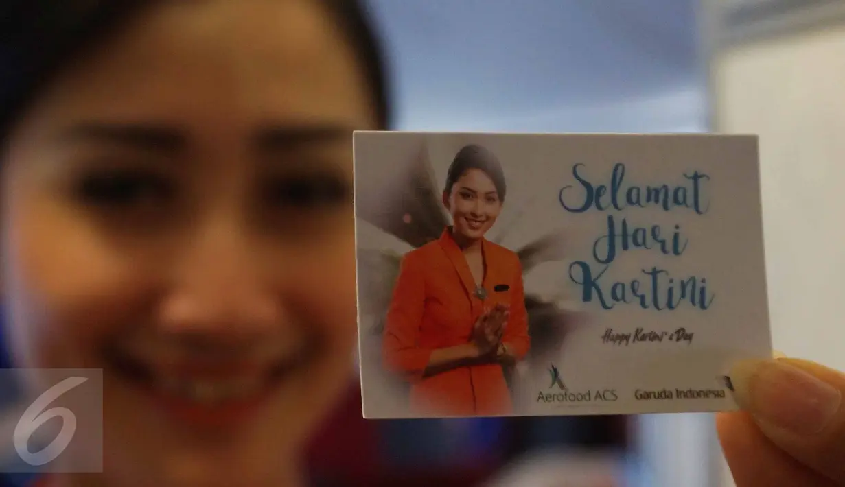 Pramugari menunjukkan kartu ucapan di Pesawat Garuda Indonesia menuju, Padang, Sumatera Barat, Jumat (21/4). Menyambut Hari Kartini, penerbangan Garuda Indonesia diawaki seluruhnya oleh perempuan. (Liputan6.com/Angga Yuniar)
