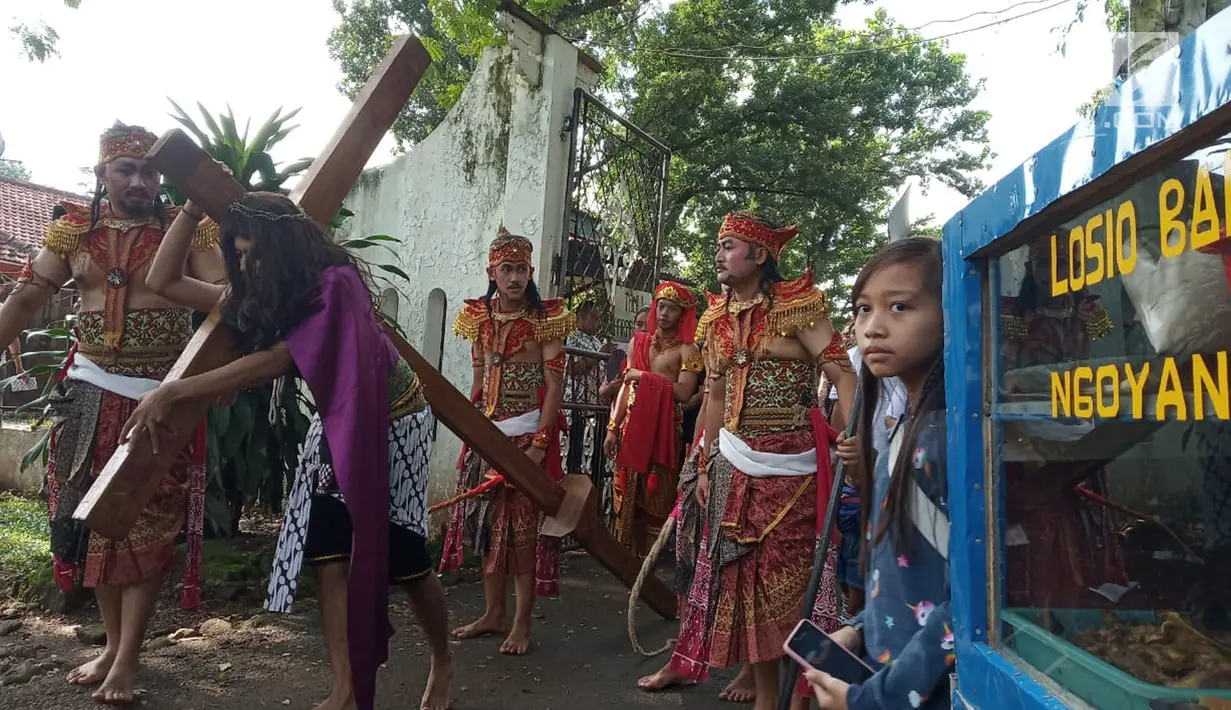 Teatrikal jalan salib di Gereja Bongsari, Jalan Puspowarno Raya, Kota Semarang, Jumat ( 19/4). Ritual ini bagian dari hari wafatnya Isa Almasih atau yang lebih dikenal hari Jum'at Agung yang bertema "hati untuk mencintai dan tangan untuk memberi" dengan 500 jemaat yang hadir. (Liputan6.com/Gholib)