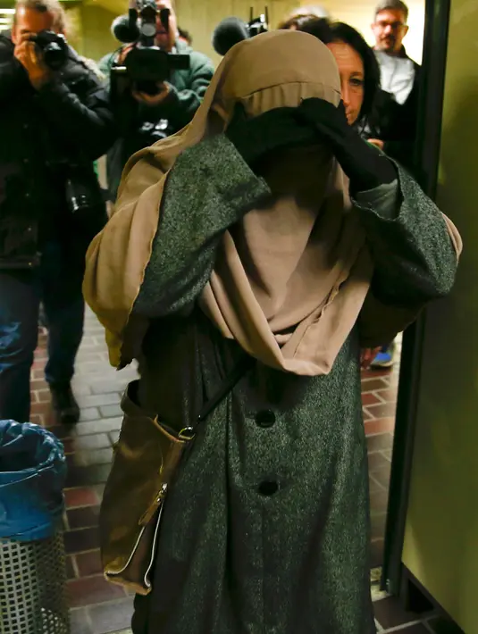 Amira B saat tiba untuk melakukan kesaksian di pengadilan Munich , Jerman, (17/3). Wanita bercadar ini menjadi saksi tentang kasus penghinaan. (REUTERS / Michael Dalder)