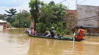Petugas SAR membantu mengevakuasi warga korban banjir di Kabupaten Bandung. (Basarnas)