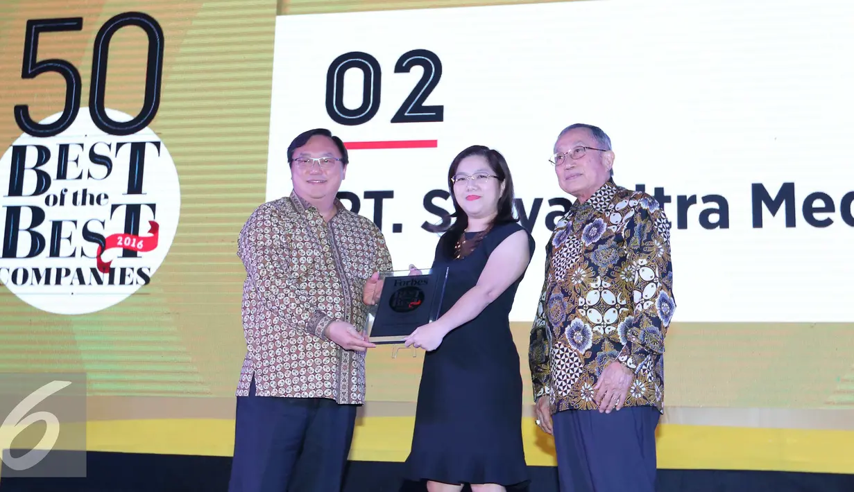 Director PT Surya Citra Media Tbk (SCM) Rusmiyati Djajaseputra (tengah) berpose saat mendapatkan penghargaan 50 perusahan terbaik Forbes Indonesia Best Of The Best Award di Jakarta, Kamis (20/10). (Liputan6.com/Angga Yuniar)