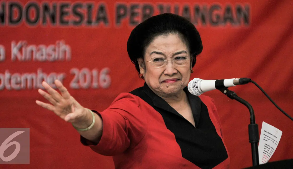 Ketua Umum PDIP Megawati Soekarnoputri memberikan pembekalan kepada calon kepala daerah di Wisma Kinasih, Depok, Selasa (6/9). PDIP buka Sekolah Partai Calon Kepala Daerah dan Wakil Kepala Daerah PDI Perjuangan angkatan ke-2. (Liputan6.com/Yoppy Renato)