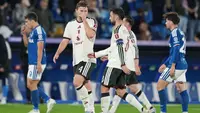 Pemain Manchester United, Matthijs de Ligt (kiri), berbicara dengan rekan setimnya, Bruno Fernandes, saat mereka meninggalkan lapangan pada jeda babak pertama dalam pertandingan fase pembuka Liga Champions antara Como dan Manchester United di Como, Italia, Rabu (21-10-2026). (Foto AP/Antonio Calanni)