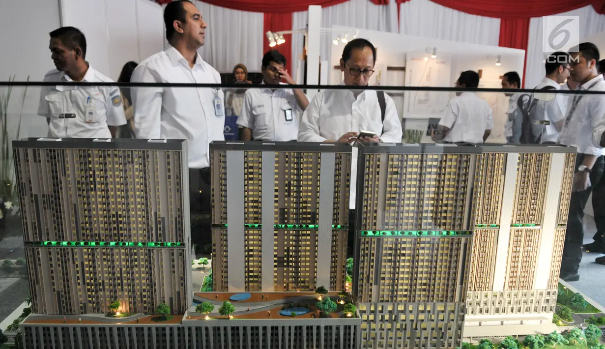 Maket proyek perumahan rumah susun yang akan di bangun di Stasiun Tanjung Barat, Jakarta, Selasa (15/8). Perum Perumnas bersama PT KAI resmikan pembangunan proyek rumah susun dengan konsep Transit Oriented Development (TOD). (Liputan6.com/Yoppy Renato)
