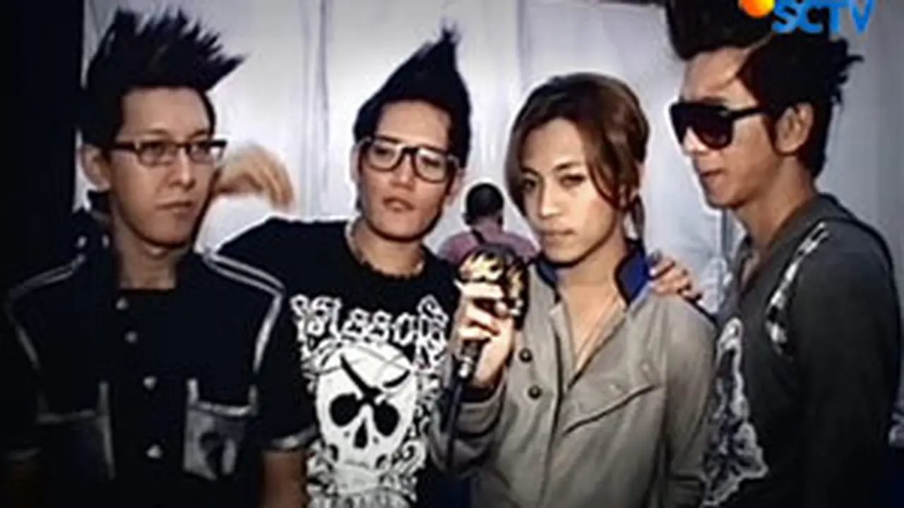 J-Rock Manggung dengan Formasi Acak