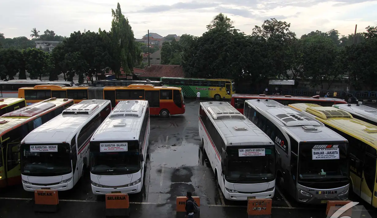 Bus antarkota antarprovinsi saat menunggu penumpang di Terminal Kampung Rambutan, Jakarta, Senin (8/12/2014). (Liputan6.com/Miftahul Hayat)