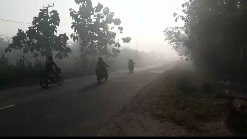 Kabut asap yang terjadi di wilayah Kolaka Timur, menganggu aktifitas minum kopi warga, Minggu (8/9/2019) pukul 8.30 Wita.(Liputan6.com/Ahmad Akbar Fua)