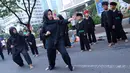 Sejumlah pendekar perempuan memperagakan jurus beladiri di hadapan warga saat Car Free Day di kawasan Senayan, Jakarta, Minggu (8/10). Aksi ini untuk melestarikan olahraga pencak silat Betawi. (Liputan6.com/Fery Pradolo)