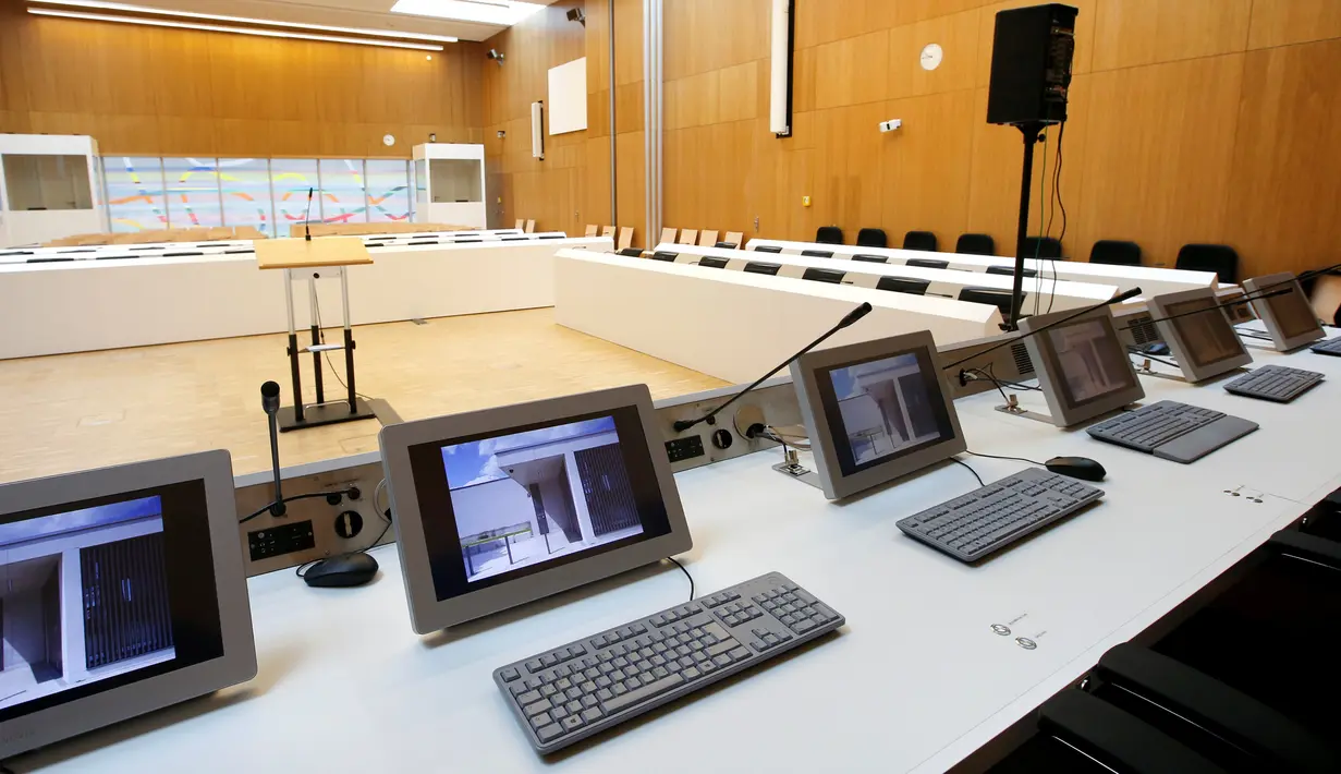 Suasana bagian dalam ruangan sidang di pengadilan yang baru dibangun di Munich, Senin (5/9). Ruang sidang ini  memiliki kapasitas mencapai 250 orang. Ruang sidang tersebut merupakan yang terbesar di Jerman. (REUTERS/Michaela Rehle)