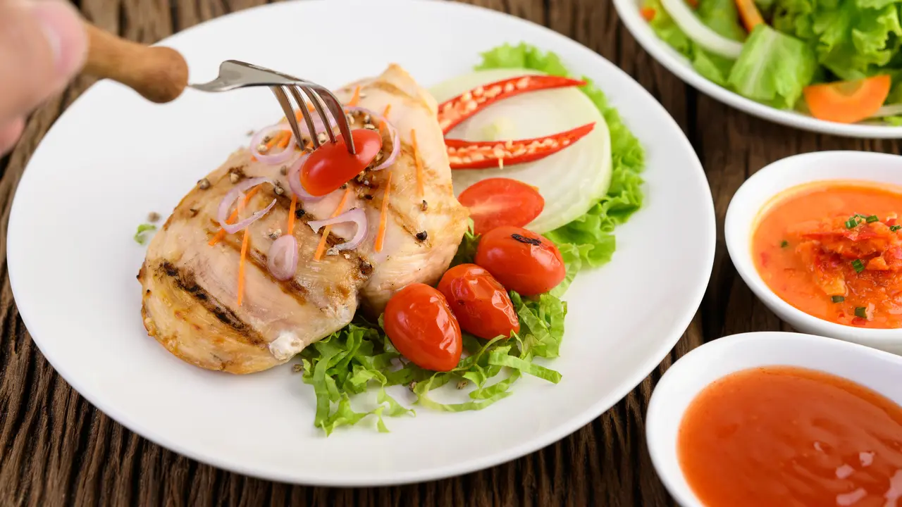 Tekstur Yogurt yang Creamy Menambah Cita Rasa pada Salad Ayam Panggang