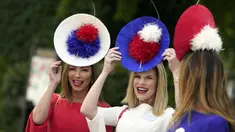(kiri ke kanana) Penonton Carol Iacovelli, Suzy Buckley, dan Jocelyn Cortez-Young berpose untuk foto pada hari ketiga pertemuan pacuan kuda Royal Ascot di Ascot Racecourse, Ascot, Inggris, 16 Juni 2022. Hari ketiga adalah secara tradisional dikenal sebagai Hari Wanita. (AP Photo/Alastair Grant)