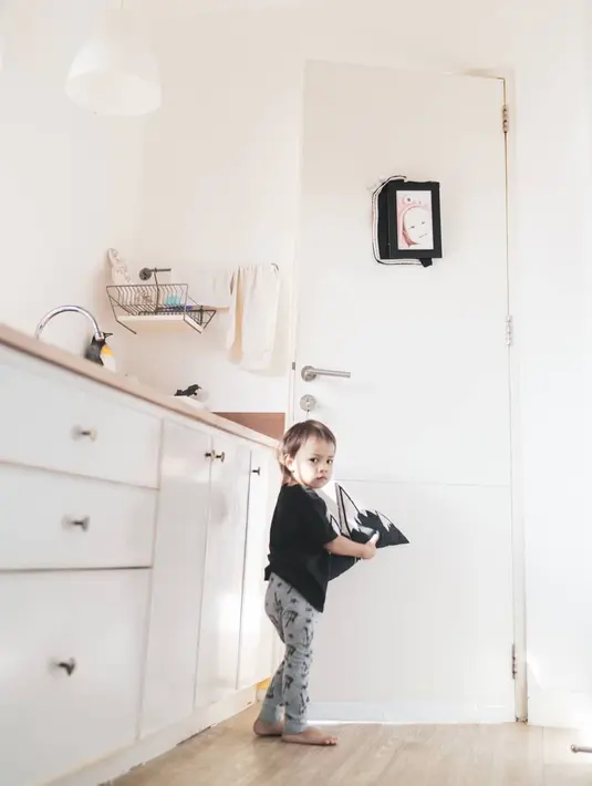 "Jleb.. teriakan "bjorkaaaaa cium baba duluuuuuu.." dibalas dengan kabur dengan pandangan aneh seolah berkata siapa sih orang ini?!" tulis Ringgo sebagai keterangan foto. (Foto: instagram.com/ringgoagus)