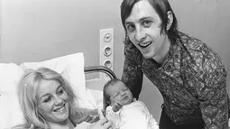 Johan Cruyff bersama istrinya Danny Coster saat melahirkan putranya Jordi Cruyff. Mantan bintang Ajax dan Barcelona merupakan sosok yang cinta terhadap keluarga. (Bola.com/Twitter)