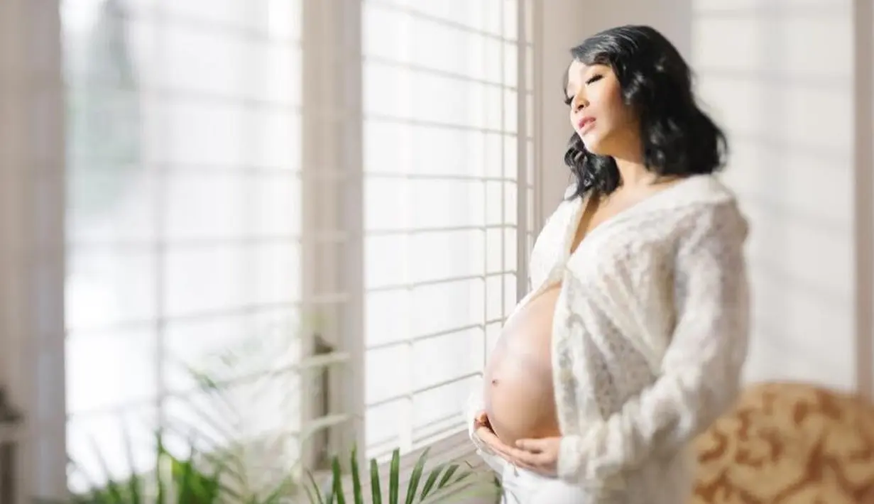 Tren foto maternity di kalangan artis Indonesia memang selalu mengundang decak kagum dari warganet. Salah satu artis yang tak melewatkan momen kehamilannya adalah Rinni Wulandari dan Jevin Julian. (Foto: instagram.com/ocular.andco)