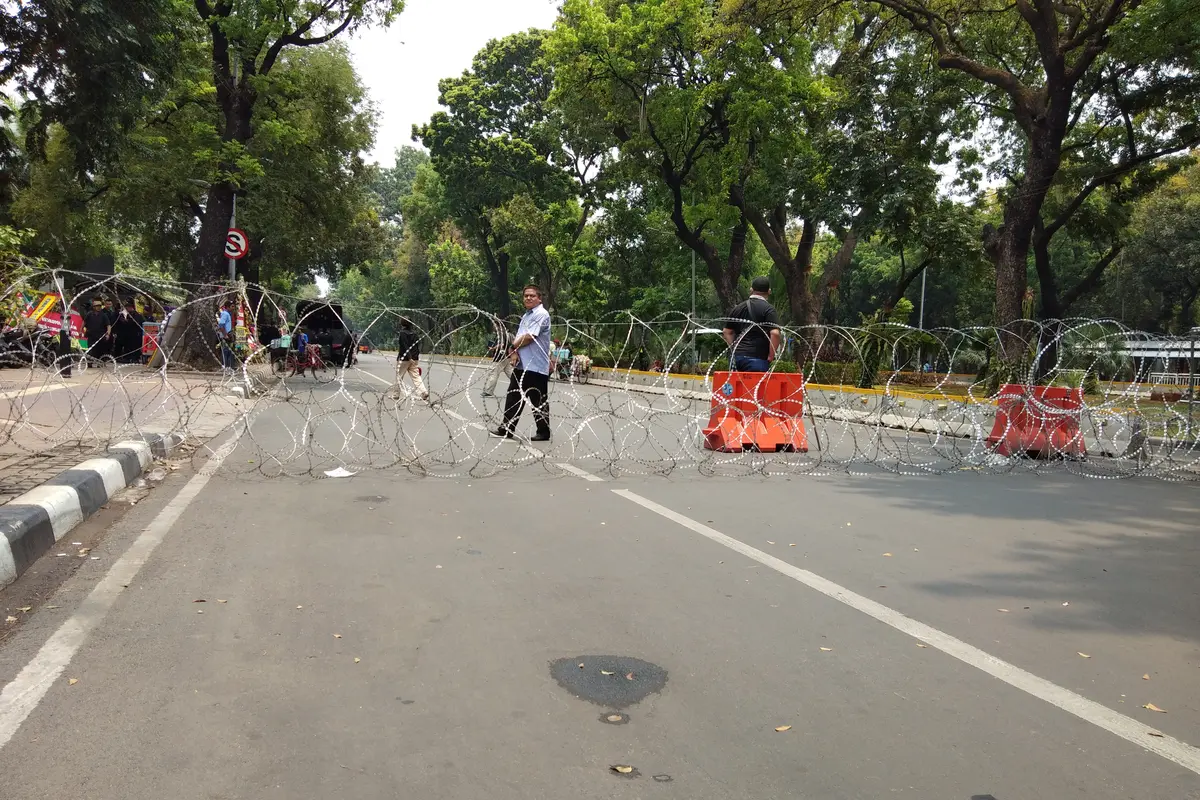 Jalan Medan Merdeka Barat ditutup jelang demo mahasiswa, Kamis (17/10/2019). (Liputan6.com/Ady Anugrahadi)