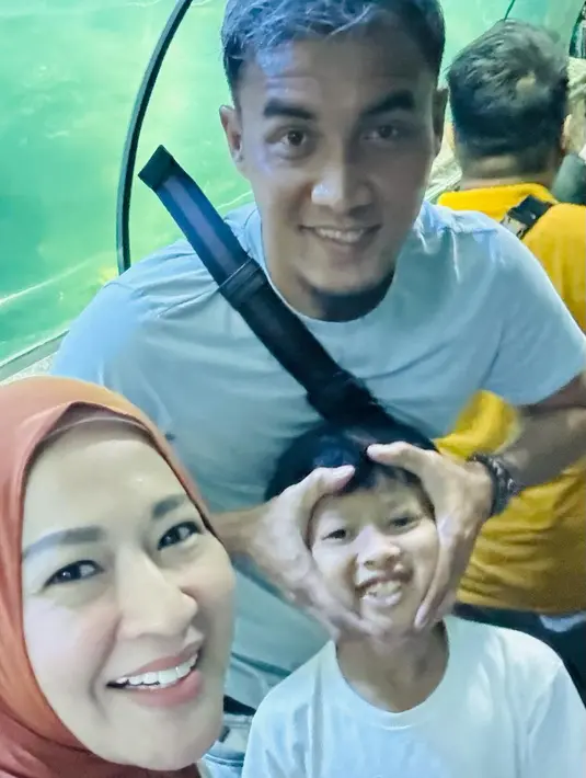 Melalui akun instagramnya, keduanya membagikan momen keseruan mendampingi Miro jalan-jalan. [Instagram/okieagustina_]