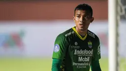 Teja Paku Alam. Kiper berusia 28 tahun ini telah dua musim memperkuat Persib Bandung. Meski gagal membawa Persib juara BRI Liga 1 musim ini, performanya di bawah mistar amat menjanjikan. Ia mampu membuat 13 kali clean sheet dari 24 laga dan hanya kebobolan 13 gol. (Bola.com/Bagaskara Lazuardi)