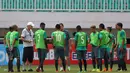 Para pemain saat mendengar arahan Pelatih Timnas Indonesia, Alfred Riedl pada seleksi tahap ke-2 di Stadion Pakansari, Bogor, Selasa (16/8/2016). (Bola.com/Nicklas Hanoatubun)