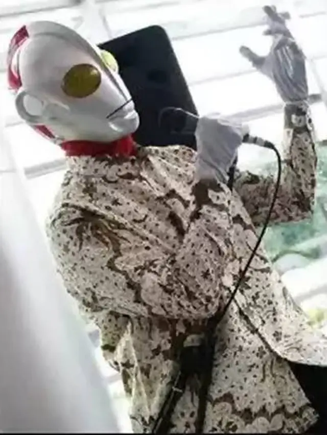 12 Potret Orang Pakai Kostum Ultraman di Tempat Umum Ini Kocak