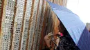 Seorang wanita berbincang dengan keluarga mereka di pagar perbatasan antara Meksiko dan Amerika Serikat, Tijuana, Meksiko (19/11). Pagar besar ini memisahkan antara Meksiko dan Amerika Serikat. (REUTERS / Jorge Duenes)