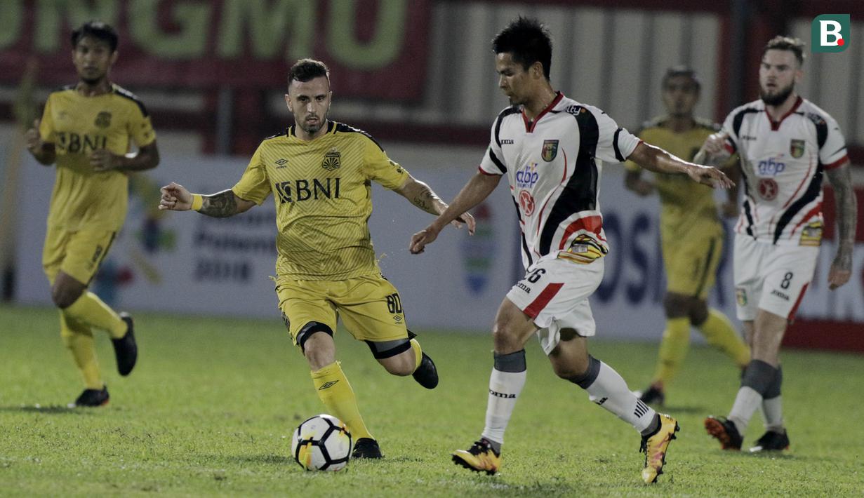 Gelandang Bhayangkara FC, Paulo Sergio, berusaha merebut bola dari gelandang Mitra Kukar, Muhammad Bahtiar, pada laga Liga 1 di Stadion PTIK, Jakarta, Kamis (17/5/2018). Bhayangkara FC menang 1-0 atas Mitra Kukar. (Bola.com/M Iqbal Ichsan)